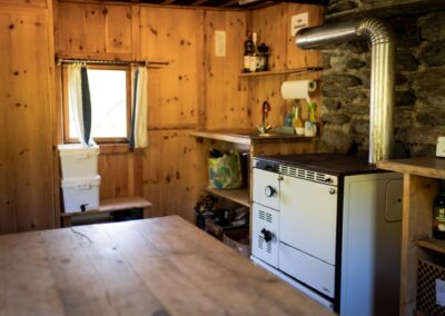 Warme komote Zirbenstube mit Holzherd